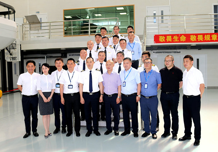 英雄機長劉傳健走進沈陽航空產(chǎn)業(yè)園